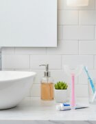 Bocioland Periuta de dinti pentru bebelusi Roz cu forma speciala peri din silicon alimentar maner ergonomic cu ventuza
