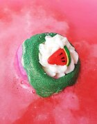 Bomb Cosmetics Bomba de baie handmade cu figurina One In A Melon Bath Blaster 160g
