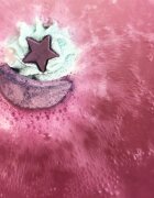 Bomb Cosmetics Bomba de baie handmade cu figurina Space Queen Bath Blaster 160g