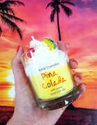 Bomb Cosmetics Lumanare parfumata 160g Pina Colada Piped Candle