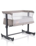 CANGAROO Patut Co-Sleeper pentru bebelusi Always Together Beige cu laterala culisanta5 pozitii de reglare inaltimepozitie antirefluxpicioare antiderapantefunctie atasare la patul parinteluisistem leganarehusa detasabila