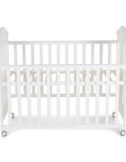 CANGAROO Patut din lemn pentru copii Wing Alb Multifunctional cu Inaltime somiera reglabila pe 3 niveleLaterala culisanta Roti cu sistem blocareMargine din silicon pentru protectie dintisoriVopsea non toxica