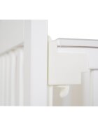 CANGAROO Patut din lemn pentru copii Wing Alb Multifunctional cu Inaltime somiera reglabila pe 3 niveleLaterala culisanta Roti cu sistem blocareMargine din silicon pentru protectie dintisoriVopsea non toxica