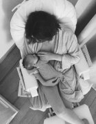 Childhome Fotoliu balansoar pentru alaptat cu suport pentru picioare din piele ecologica Alb