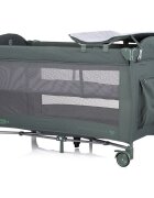 CHIPOLINO Patut pliabil Bella Basil cu doua nivele intrare laterala cu fermoar 2 roti cu frane saltea de infasat carusel muzical geanta pentru transport buzunar si organizator accesorii