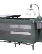CHIPOLINO Patut pliabil Bella Basil cu doua nivele intrare laterala cu fermoar 2 roti cu frane saltea de infasat carusel muzical geanta pentru transport buzunar si organizator accesorii