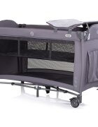 CHIPOLINO Patut pliabil Bella Charcoal cu 2 nivele saltea de infasat intrare laterala cu fermoar carusel muzical cu jucarii tava pentru accesorii si geanta de transport