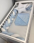 DESEDA Lenjerie cu aparatoare impletita in 3 din bumbac lungime 240 cm cu cearsaf paturica si perna steluta Te iubim Albastru Pal Alb