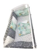 DESEDA Lenjerie personalizata cu aparatori din 7 pernute pufoase Nori cu luna vernil 140x70 cm