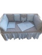 DESEDA Lenjerie personalizata cu aparatori din 7 pernute pufoase Stelute pe gri si albastru 140x70 cm