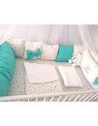 DESEDA Lenjerie personalizata cu aparatori din 7 pernute pufoase Verde menta stelute gri pe alb 140x70 cm