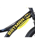 DINO BIKES Bicicleta copii Batman 20 inch varsta 7-11 ani inaltimea 120-145 cm frana de mana pe roata fataspate suport cu sticla de apa cric claxon pe ghidon rotile sunt prevazute cu reflectoare anvelope gonflabile