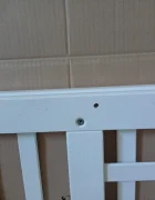 Drewex Patut bebe din lemn masiv Olek alb cu laterala culisabila si inaltime reglabila a saltelei 120 x 60 cm