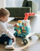 Free2Move Antemergator Magic Train Green 5 in 1 cu diverse activitati de joaca panou educational efecte sonore si luminoase