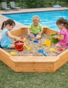 Ginger Home Nisipar din lemn pentru copii Octogonal 134.5x134.5 cm cu 4 bancute integratefolie pentru baza inclusaperfect pentru curtegradinagradiniteloc de joaca