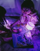 Glo Pals Jucarie senzoriala luminoasa de baie Lumi Glo Cube mov