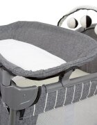 GRACO Patut Contour Electra Suits Me cu masuta de infasat arcada cu jucarii roti saltea pliabila si geanta de transport