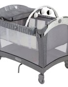 GRACO Patut Contour Electra Suits Me cu masuta de infasat arcada cu jucarii roti saltea pliabila si geanta de transport