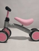 Ikonka Ride-On pentru copii Fix Tiny Roz fara pedale cu 4 roti ghidon reglabil cadru din otel Saua din spuma moale inaltime sezut 27 cm sarcina maxima admisa 30 kg