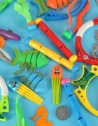 Ikonka Set 27 jucarii de inot pentru copii Water World design atractiv culori veselr si forme marine in saculet de depozitare