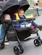 JOIE Carucior de gemeni Aire Twin Pebble cu suspensii reglabil cadru din aluminiu saltelute reversibile