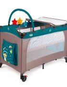 Juju Patut pentru copii Sleepy Baby Space Doggy pliabil roti cu blocare bara de jucarii salteluta de infasat geanta de transport usita laterala cu fermoar dimensiuni 125 L x 65 l x 78 cm