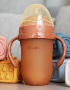Kidnort Biberon anti-colici pentru bebelusi de la 6 luni Eple nivelul de debit 5 cu pai moale din silicon si biluta gravitationala incorporata maner ergonomic detasabil capacitate 250 ml Brown