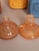 Kidnort Biberon cu tetina anti-colici debit variabil Jordbaer Brown 300 ml de la 6 luni echipat cu Pai cu bila gravitationala si maner ergonomic detasabil