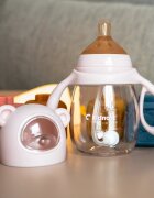 Kidnort Biberon cu tetina anti-colici debit variabil Jordbaer Pink 240ml de la 6 luni echipat cu Pai cu bila gravitationala si maner ergonomic detasabil