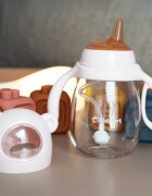 Kidnort Biberon cu tetina anti-colici debit variabil Jordbaer Pink 300 ml de la 6 luni echipat cu Pai cu bila gravitationala si maner ergonomic detasabil