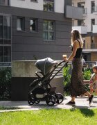 Kidnort Carucior reversibil pentru copii cu pliere compacta spatar si viziera reglabile Isbjorn Black pana la 22 kg roti cu suspensii accesorii incluse suport pentru pahar