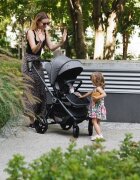Kidnort Carucior reversibil pentru copii cu pliere compacta spatar si viziera reglabile Isbjorn Grey pana la 22 kg roti cu suspensii accesorii incluse suport pentru pahar