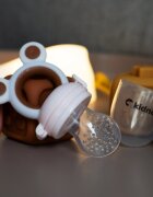 Kidnort Dispozitiv de hranire si jucarie de dentitie 2 in 1 Tannleke portabil sterilizabil fabricat din silicon medical + PU recomandat de la 4 luni pink