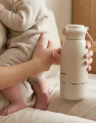 Kidnort Incalzitor portabil pentru biberoane Beige 100W acumulator 5200 mAh incarcare USB-C otel inoxidabil SUS316 fara BPA functie dezinfectare 65C capacitate 500 ml