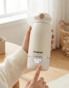 Kidnort Incalzitor portabil pentru biberoane Beige 100W acumulator 5200 mAh incarcare USB-C otel inoxidabil SUS316 fara BPA functie dezinfectare 65C capacitate 500 ml