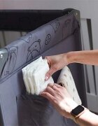 Kidnort Patut de calatorie cu saltea plasa de ventilatie roti usa cu fermoar si geanta de transport Grotta Dark Grey