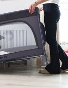 Kidnort Patut de calatorie cu saltea plasa de ventilatie roti usa cu fermoar si geanta de transport Grotta Dark Grey