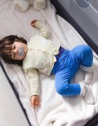Kidnort Patut de calatorie cu saltea plasa de ventilatie roti usa cu fermoar si geanta de transport Grotta Light Grey