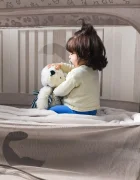 Kidnort Patut de calatorie pentru copii Ihalig Hygge Sand cu geanta de transport salteluta usa cu fermoar si roti cu posibilitatea de blocare dimensiune desfacut 128 x 68 x 78.5 cm