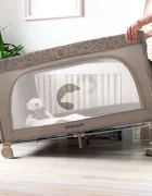 Kidnort Patut de calatorie pentru copii Ihalig Hygge Sand cu geanta de transport salteluta usa cu fermoar si roti cu posibilitatea de blocare dimensiune desfacut 128 x 68 x 78.5 cm