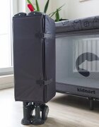 Kidnort Patut de calatorie pentru copii Ihalig Light Gray cu geanta de transport salteluta usa cu fermoar si roti cu posibilitatea de blocare dimensiune desfacut 128 x 68 x 78.5 cm