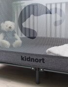 Kidnort Patut de calatorie pentru copii Ihalig Light Gray cu geanta de transport salteluta usa cu fermoar si roti cu posibilitatea de blocare dimensiune desfacut 128 x 68 x 78.5 cm