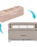 Kidnort Patut de calatorie pentru copii pliabil multifunctional 3 in 1 din material Oxford 300 cu geantuta de depozitare laterala culisanta roti cu frana accesorizat Stugan Hygge Sand
