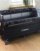 Kidnort Patut de calatorie pentru copii pliabil multifunctional 3 in 1 din material Oxford 300 cu geantuta de depozitare laterala culisanta roti cu frana accesorizat Stugan Light Grey