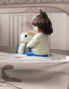 Kidnort Patut de calatorie pliabil pentru copii Grotta Warm Dune cu saltea plasa de ventilatie roti usa cu fermoar si geanta de transport 128 x 78.5 x 68 cm