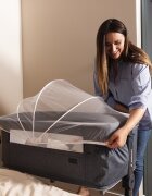 Kidnort Patut multifunctonal tip co-sleeper si tarc de joaca pentru copii Snackskal II Beige structura din otel cu inaltime ajustabila roti cu frane buzunar lateral sistem de balansare incorporat accesorii incluse