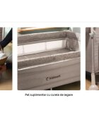Kidnort Patut pliabil 3 in 1 pentru copii cu doua nivele laterala culisanta plasa de ventilatie cu saltea si geanta de transport incluse dimensiune 128 x 78.5 x 68 cm Livsmiljo Hygge Sand