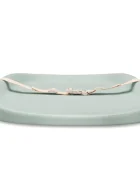 Kidnort Salteluta de infasat pentru bebelusi Dusty Sage din spuma moale impermeabila moderna si ergonomica cu baza antiderapanta centura de siguranta reglabila si margini ridicate dimensiune 71.5 x 52 x 7.5 cm