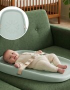 Kidnort Salteluta de infasat pentru bebelusi Frost Grey din spuma moale impermeabila moderna si ergonomica cu baza antiderapanta centura de siguranta reglabila si margini ridicate dimensiune 71.5 x 52 x 7.5 cm