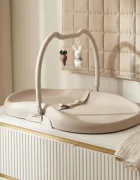 Kidnort Salteluta de infasat pentru bebelusi Frost Grey din spuma moale PU baza antiderapanta centura de siguranta margini ridicate include arcada detasabila cu jucarii senzoriale din bumbac organic 715 x 52 x 75 cm